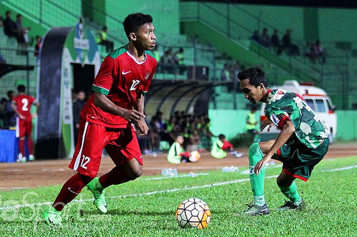 Pemain timnas Indonesia U-19, Rifad Marasambessy (kiri), saat melakoni laga uji coba melawan DFFF Malang United di Stadion Gajayana Malang, Jawa Timur, Selasa (20/06/2017) malam.