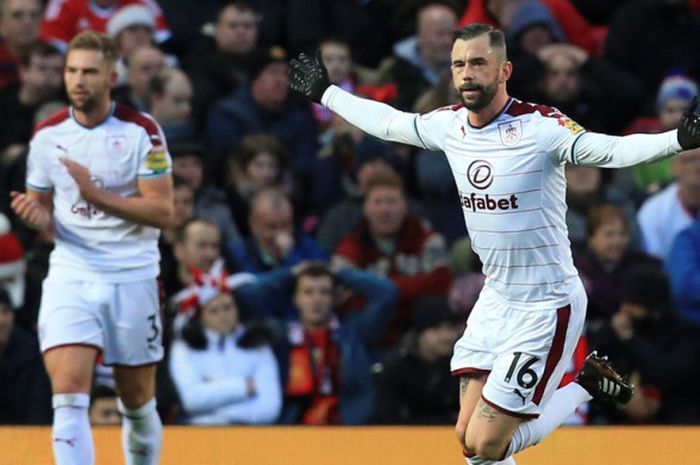 Gelandang Burnley, Steven Defour (kanan), merayakan gol yang dia cetak ke gawang Manchester United dalam laga Liga Inggris di Stadion Old Trafford, Manchester, pada 26 Desember 2017.