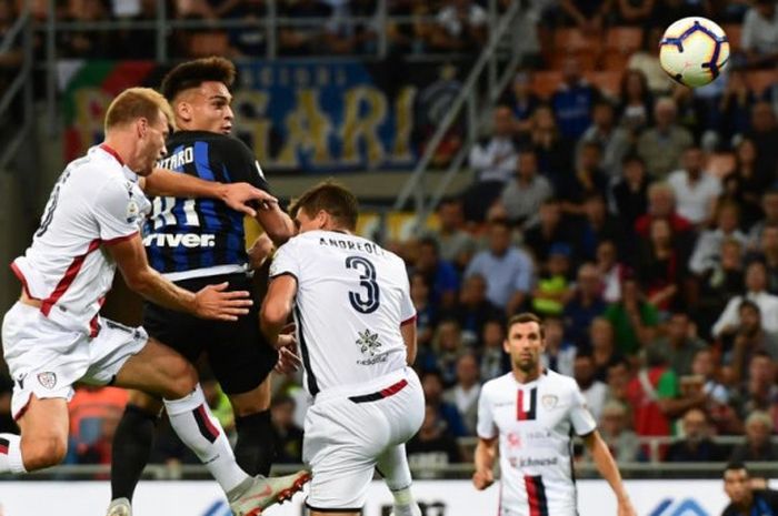 Lautaro Martinez (tengah) mencetak gol Inter Milan ke gawang Cagliari melalui sundulan dalam partai Liga Italia di Stadion Giuseppe Meazza, Milan, 29 September 2018.