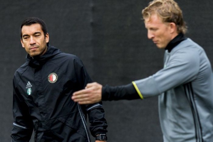 Pelatih Feyenoord, Giovanni van Bronckhorst (kiri) bersama penyerang Dirk Kuyt dalam latihan di Rotterdam, 7 Desember 2016, menjelang duel melawan Fenerbahce di Liga Europa.