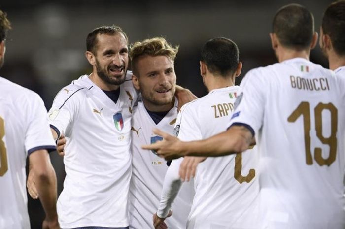 Bek timnas Italia, Giorgio Chiellini (kedua dari kiri), merayakan gol ke gawang Makedonia bersama rekan setim dalam partai Kualifikasi Piala Dunia 2018 di Stadion Olimpico Grande di Torino, Turin, 6 Oktober 2017.