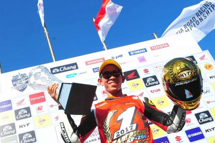 Pebalap AHRT Indonesia, Gerry Salim, berpose dengan helm emas dan trofi yang diraih sebagai juara ARRC 2017 kelas AP250 di Sirkuit Chang Buriram, Thailand, Minggu (3/12/2017).