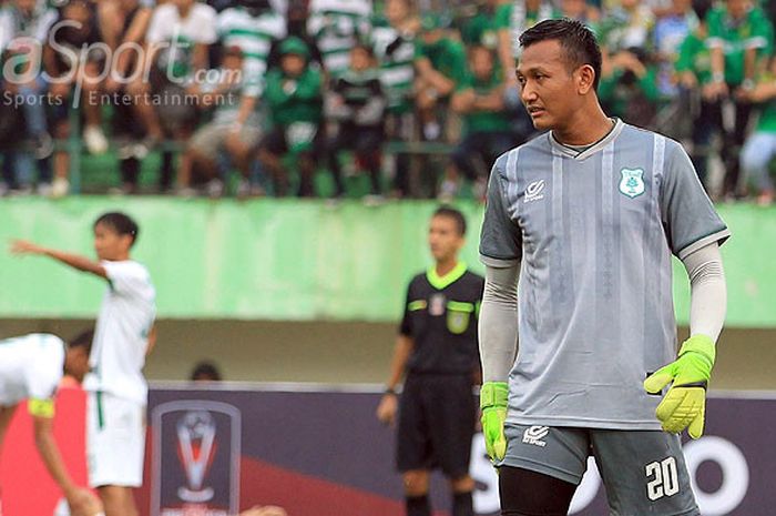 Kiper PSMS Medan, Abdul Rohim, saat tampil melawan Persebaya Surabaya pada babak 8 besar Piala Presiden 2018 di Stadion Manahan Solo, Jawa Tengah, Sabtu (03/02/2018) sore.