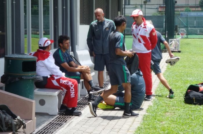 Pelatih Luis Milla dan staf bersama manajemen timnas U-22 Indonesia berdiskusi untuk membahas rencana latihan mereka selanjutnya di lapangan Kelab Aman, Lorong Damai, Kuala Lumpur, Rabu (16/8/2017) siang.