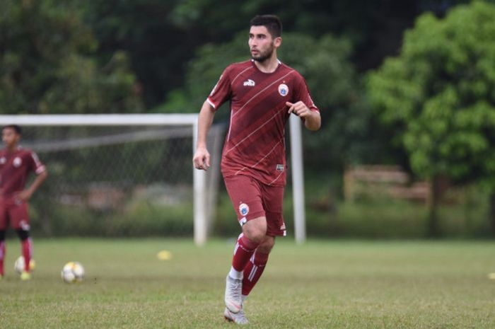 Pemain anyar Persija Jakarta, Jakhongir Abdumuminov dalam latihan di Lapangan PSAU, Halim Perdanakus