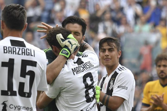  Kiper Gianluigi Buffon berpelukan dengan rekan setimnya, Claudio Marchisio, saat meninggalkan lapangan usai tampil pada partai terakhirnya buat Juventus, Sabtu (19/5/2018) di Allianz Stadium Turin. 