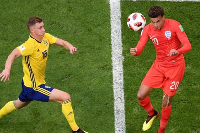   Dele Alli (kanan) menyundul bola untuk mencetak gol kedua Inggris ke gawang Swedia dalam partai perempat final Piala Dunia 2018 di Samara Arena, 7 Juli 2018.  