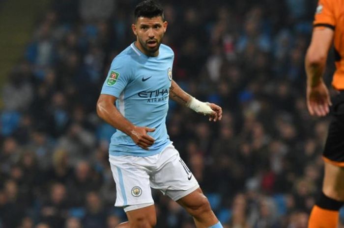 Penyerang Manchester City, Sergio Aguero, beraksi dalam partai Piala Liga Inggris lawan Wolverhampton Wanderers di Etihad Stadium, Manchester, 24 Oktober 2017.