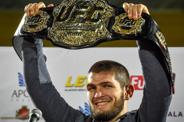  Khabib Nurmagomedov dari Rusia memperlihatkan sabuk juara di Makhachkala, Rusia, pada 8 Oktober , 2018 setelah mengalahkan Conor McGregor asal Irlandia di UFC 229. 