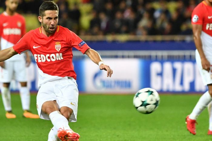 Gelandang AS Monaco, Joao Moutinho, saat mengeksekusi tendangan penalti dalam laga Grup G Liga Champions 2017-2018 menghadapi RB Leipzig di Stadion Louis II, Monako, pada 21 November 2017.