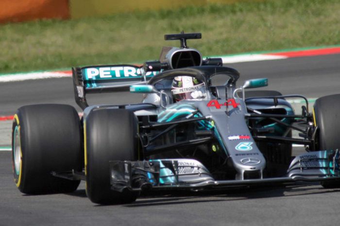  Lewis Hamilton, pebalap Inggris yang kalau disuruh memilih pasti ingin Silverstone jadi tuan rumah balapan F1 ke-1000 walau digelar pada bulan April. 