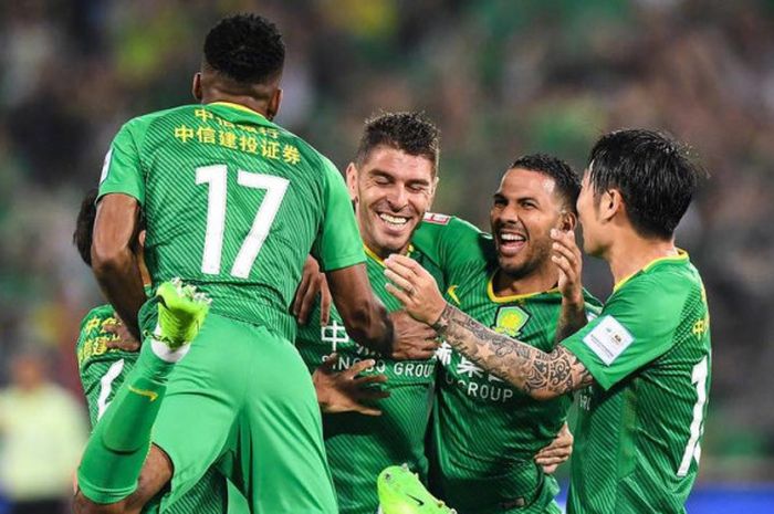 Suka cita para pemain Beijing Guoan seusai mencetak gol ke gawang Shanghai SIPG pada leg pertama perempat final Piala FA China 2018 di Worker's Stadium, 9 Juni 2018. 