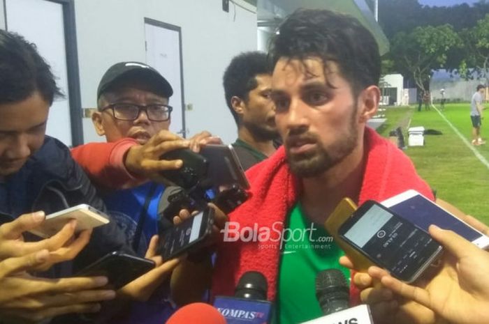 Stefano Lilipaly berbicara kepada media seusai berlatih bersama timnas U-23 Indonesia di Lapangan Senayan, Rabu (20/6/2018). 