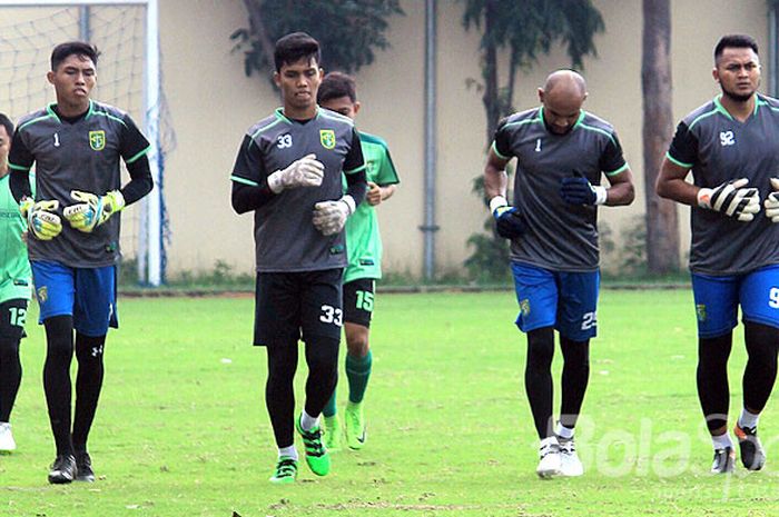 Alfonsius Kelvan (kedua dari kanan) saat menjalani latihan bersama Persebaya di lapangan Mapolda Jatim, Senin (21/2/2018).