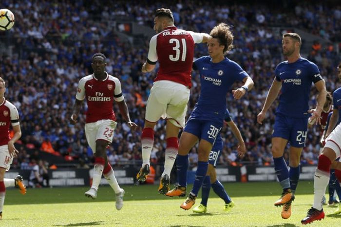 Bek Arsenal, Sead Kolasinac, mencetak gol ke gawang Chelsea di pertandingan Community Shield 2017 di Stadion Wembley, Minggu (6/8/2017) malam WIB.