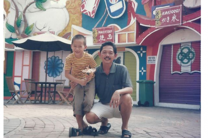 Kevin Sanjaya kecil berpose dengan sang ayah, Sugiarto Sukamuljo.