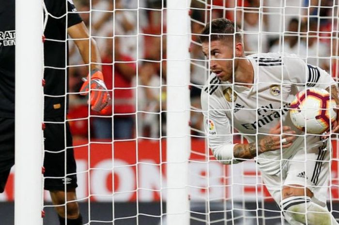 Bek Real Madrid, Sergio Ramos, mencetak gol lewat tendangan penalti ke gawang Girona dalam partai Liga Spanyol di Stadion Montilivi, 26 Agustus 2018.