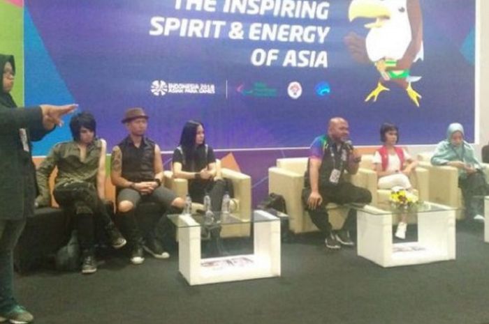 Direktur Seremoni Asian Para Games 2018, Aulia Mahariza, (tengah) saat memberikan terkait upacara penutupan, Jumat (12/10/2018).