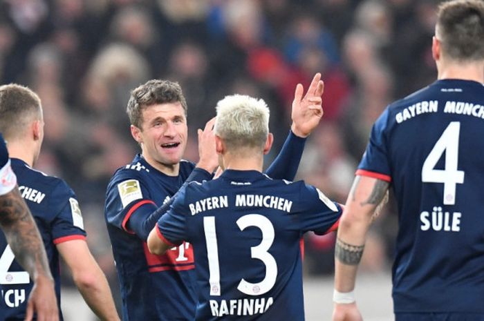 Para pemain Bayern Muenchen merayakan gol Thomas Mueller ke gawang VfB Stuttgart pada laga Liga Jerman di Mercedes-Benz Arena, Sabtu (16/12/2017).