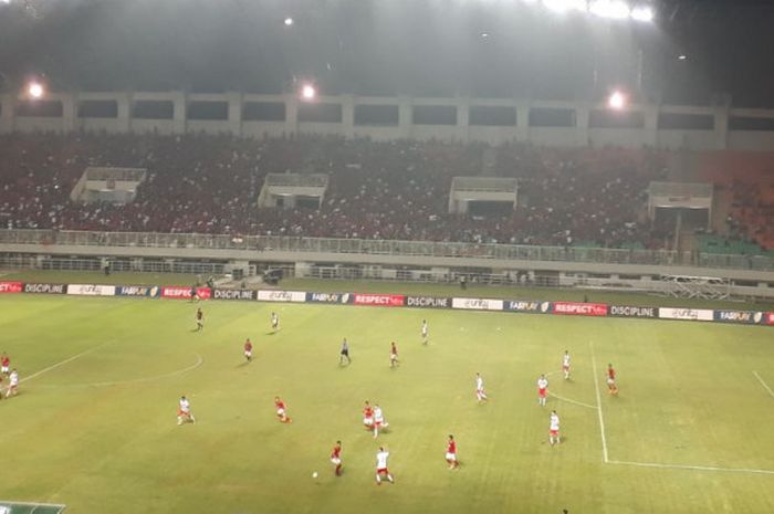 Suasana pertandingan Indonesia vs Bahrain pada Anniversary Cup 2018 di Stadion Pakansari, 27 April 2018. 