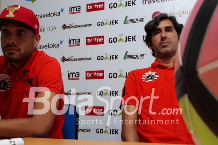 Pelatih Persija, Stefano Cugurra (kanan), bersama dengan Willian Pachecho  di Stadion Patriot, Bekasi, Sabtu (21/10/2017)