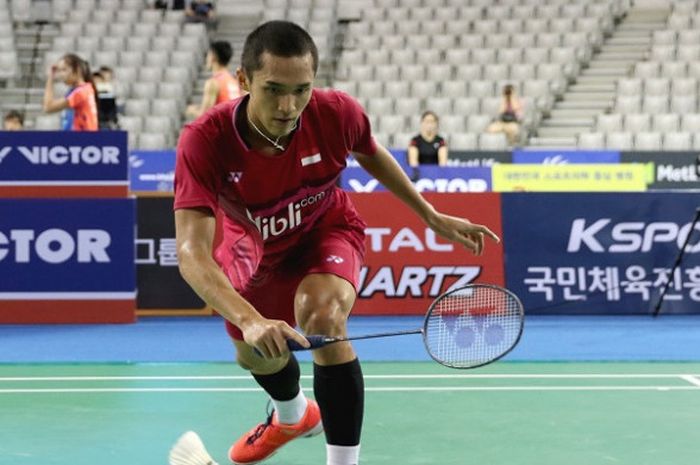 Pebulu tangkis tunggal putra Indonesia, Jonatan Christie, mengembalikan kok ke arah Wang Tzu Wei (Taiwan). Jonatan menang dengan 21-13, 21-17, pada semifinal Korea Terbuka yang berlangsung di SK Handball Stadium, Sabtu (16/9/2017).