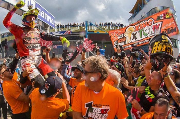 Pebalap MXGP, Tony Cairoli saat merayakan gelar juara kesembilan di ajang kejuaraan dunia motorcross tersebut (10/9).