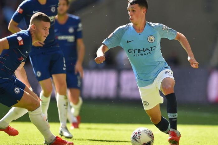 Gelandang Manchester City, Phil Foden (kanan), berduel dengan pemain Chelsea, Ross Barkley, pada partai Community Shield di Stadion Wembley, London, Minggu (5/8/2018).