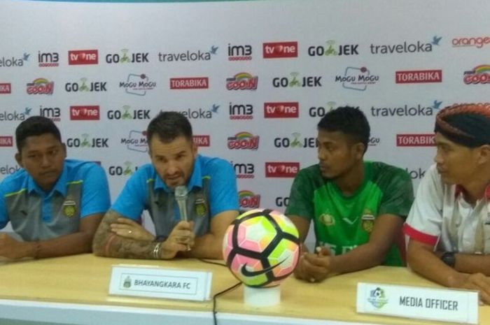 Pelatih Bhayangkara FC, Simon McMenemy (dua dari kiri) memberikan keterangan pers seusai timnya mengalahkan tuan rumah PS TNI dengan skor 1-0 pada lanjutan Liga 1 musim 2017 di Stadion Pakansari, Kab Bogor, Minggu (3/9/2017) malam.