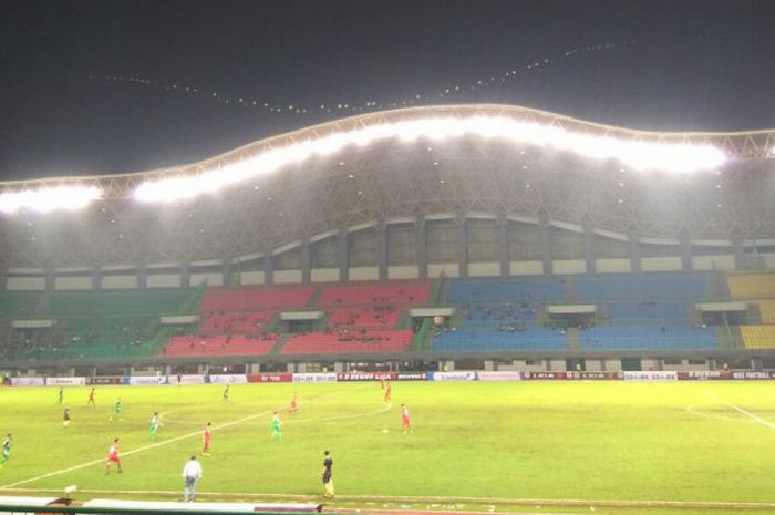 Suasana pertandingan antara PSMS Medan dan Kalteng Putra pada laga babak 8 besar Liga 2 Grup X di Stadion Patriot Chandrabhaga, Bekasi. Kamis (9/11/2017).