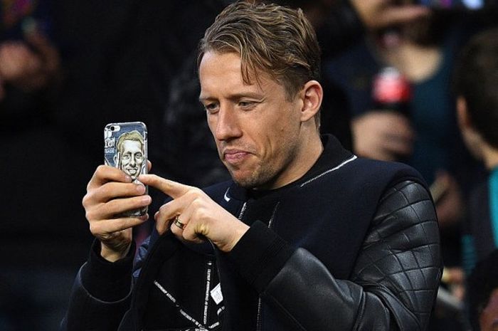 Gelandang Liverpool, Lucas Leiva, mengambil gambar dari tribune saat menyaksikan laga Liga Champions antara FC Barcelona kontra Borussia Moenchengladbach di Camp Nou, 6 Desember 2016.