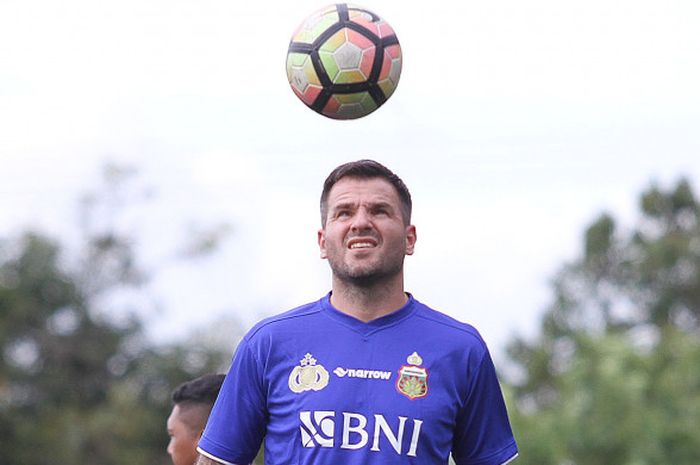 Aksi pelatih Bhayangkara FC, Simon Mcmenemy, sebelum timnya beruji coba dengan Persita Tangerang di Lapangan National Youth Training Center (NYTC) PSSI, Sawangan, Depok, Kamis (11/1/2018).