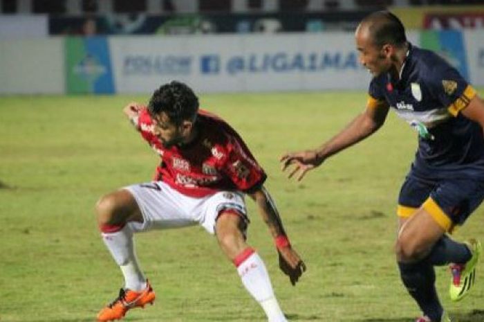 Stefano Lilipaly dibayangi bek Persela Lamongan di Stadion Kapten I Wayan Dipta, Gianyar, Minggu (3/9/2017).