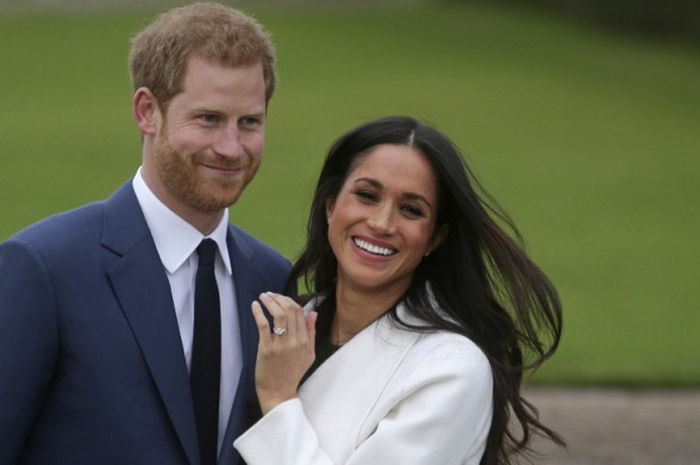 Pangeran Harry (kiri) berfoto bersama tunangannya, Meghan Markle, di Sunken Garden, Istana Kensington, London, Inggris, saat mengumumkan pertunangannya pada 27 November 2017.