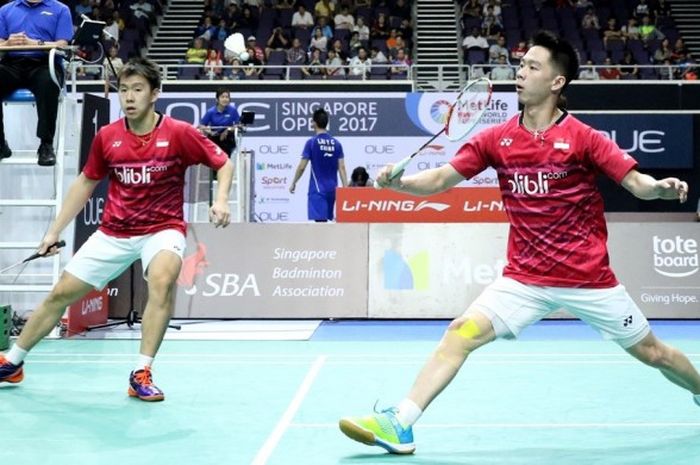 Pasangan ganda putra nasional, Marcus Fernaldi Gideon/Kevin Sanjaya Sukamuljo, saat menjalani pertandingan melawan Lee Jhe-Huei/Lee Yang (Taiwan) pada babak perempat final Singapura Terbuka di Singapore Indoor Stadium. Jumat (14/4/2017). Marcus/Kevin menang 21-16, 21-14.