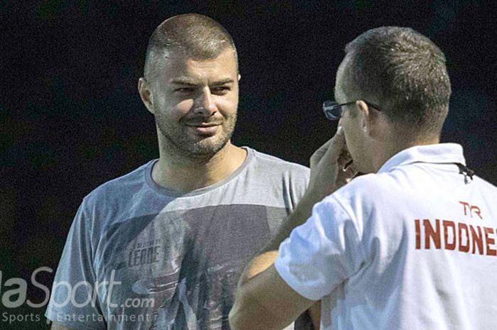 Pelatih tim nasional polo air putra Indonesia, Milos Sakovic (kiri), berdiskusi dengan pelatih tim nasional polo air putri Indonesia, Zoran Kontic, di Stadion Renang Gelora Bung Karno Senayan, Jakarta.