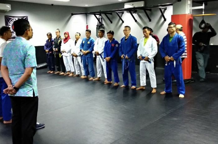 Para atlet jujitsu Indonesia sedang mendengarkan saran dari Chef de Mission Indonesia untuk Asian Games 2018, Komjen Pol Syafruddin, di pelatnas yang berlokasi di Patal Senayan, Jakarta, Selasa (10/4/2018).