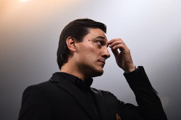 Reaksi pelatih AC Milan, Vincenzo Montella, dalam partai Liga Europa lawan AEK Athens di San Siro, Milan, 19 Oktober 2017.