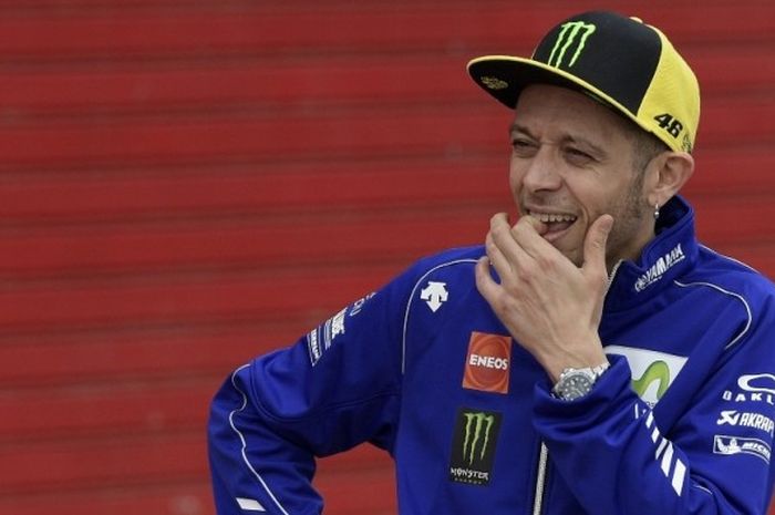 Pebalap Movistar Yamaha MotoGP asal Italia, Valentino Rossi, bereaksi saat berada di paddocl Autodromo Termas de Rio Hondo, pada hari balapan GP Argentina, Minggu (9/4/2017).