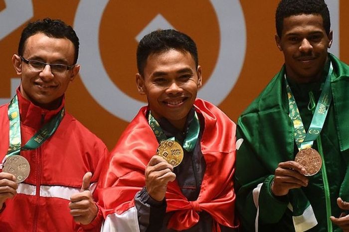 Atlet angkat besi putra Indonesia, Eko Yuli Irawan (tengah), meraih medali emas cabang olahraga angkat besi kelas 62 kg dalam ajang Islamic Solidarity Games 2017 di Baku Sport Hall, Baku, (14/5/2017).