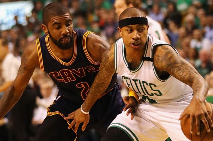 Point guard Boston Celtics, Isaiah Thomas (jersey putih, #4), mendribel bola seraya dijaga pemain Cleveland Cavaliers, Kyrie Irving, pada gim kesatu seri final Wilayah Timur di TD Garden, Boston, Massachusetts, Amerika Serikat (AS), 17 Mei 2017.