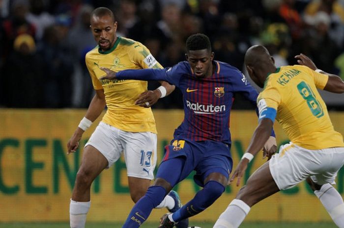 Pemain FC Barcelona, Ousmane Dembele (tengah), beraksi dalam laga perayaan ulang tahun ke-100 Nelson Mandela kontra Mamelodi Sundowns di Stadion FNB Soccer, Durban, Afrika Selatan pada 16 Mei 2018.