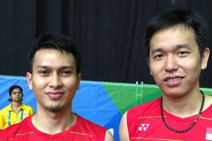 Pasangan ganda putra Indonesia, Mohammad Ahsan/Hendra Setiawan, berpose seusai menjalani pertandingan melawan Chai Biao/Hong Wei (China). Ahsan/Hendra kalah 15-21, 17-21 dalam 37 menit pada laga ketiga penyisihan grup Olimpiade Rio di Riocentro-Pavilion 4, Rio de Janeiro, Brasil, Sabtu (13/8/2016).