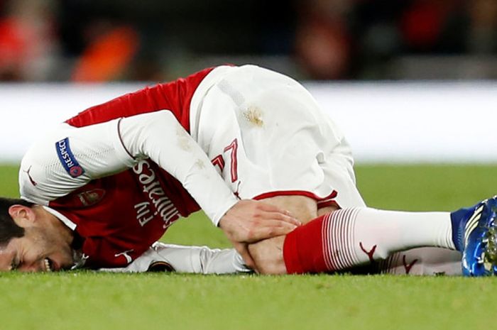 Henrikh Mkhitaryan mengerang kesakitan saat mengalami cedera lutut pada laga leg pertama perempat final Liga Europa melawan CSKA Moskva di Stadion Emirates, Kamis (5/4/2018).