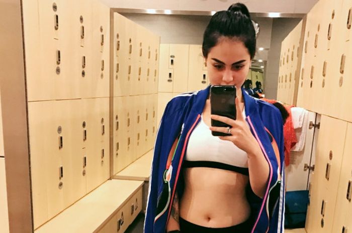 Jennifer Dunn ketika akan fitness