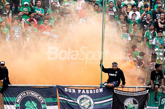   Pendukung Persebaya saat mendukung timnya menghadapi PSS Sleman dalam laga uji coba di Stadion Maguwoharjo, Sleman, Sabtu (17/2/2018).  