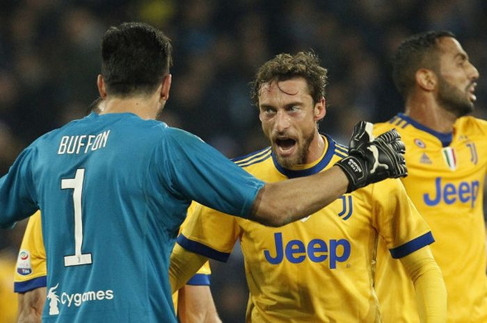 Pemain Juventus, Gianluigi Buffon dan Claudio Marchisio (tengah), merayakan kemenangan 1-0 atas Napoli dalam laga Liga Italia di Stadion San Paolo, Naples, pada 1 Desember 2017.