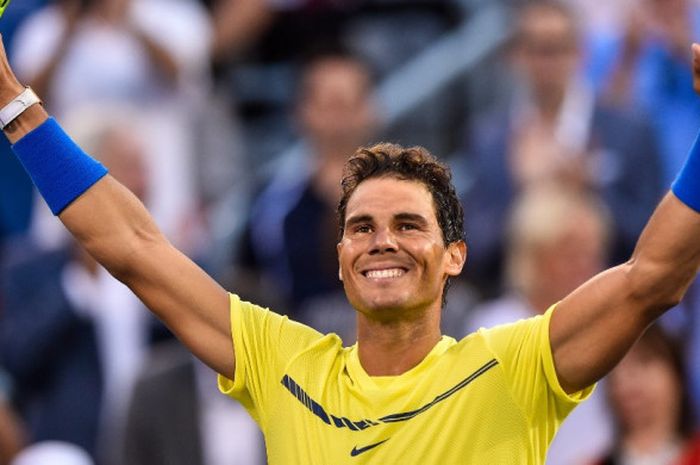 Petenis Spanyol, Rafael Nadal, melakukan selebrasi setelah memenangi laga pertamanya pada turnamen Rogers Cup yang berlangsung di Uniprix Stadium, Montreal, Kanada, Kamis (10/8/2017). Nadal mengalahkan Borna Coric (Kroasia) 6-1, 6-2,