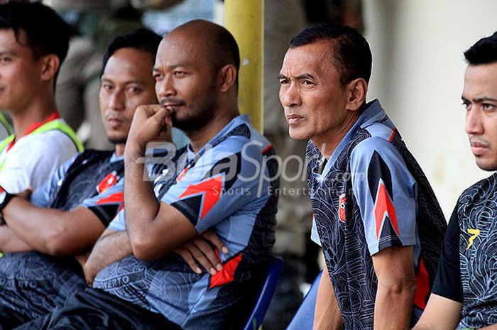 Pelatih Mojokerto Putera, Jamal Yastro (kedua dari kanan), mengamati timnya melakoni laga pekan kelima Grup Timur Liga 2 melawan PS Mojokerto Putra di Stadion Semeru Lumajang, Jawa Timur, Senin (14/05/2018) sore.