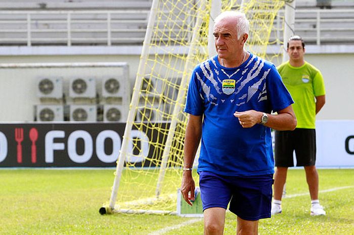 Pemain Pelatih Persib Mario Gomez dan asistennya Fernando Soler (belakang) saat mengawasi latihan menjelang  pertandingan Liga 1 melawan tuan rumah Mitra Kukar  di Stadion Aji Imbut Tenggarong Kabupaten Kutai Kartanegara Kalimantan Timur, Kamis (9/8/2018).